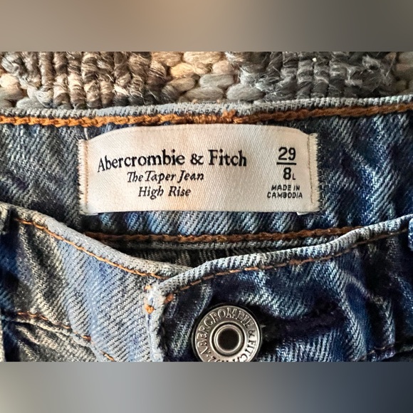 NWOT ABERCROMBIE & FITCH Sz 29 8L The High Rise Taper Jean Med Blue Wash Orig$90 - Picture 9 of 10